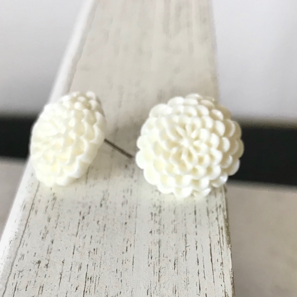 Cream flower studs 3/15